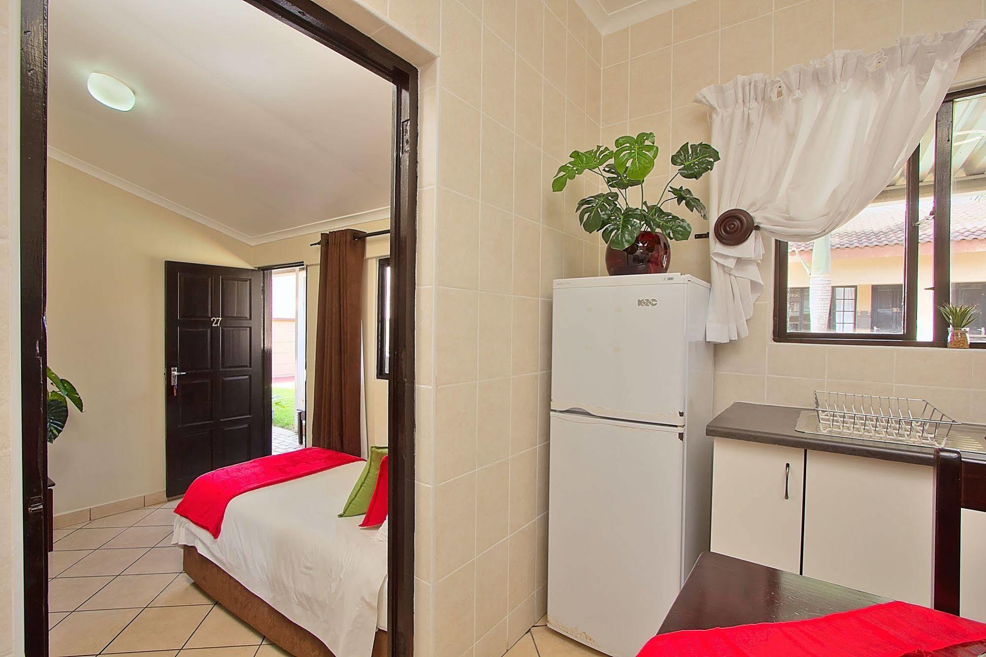 Gecko Inn Richards Bay Bagian luar foto