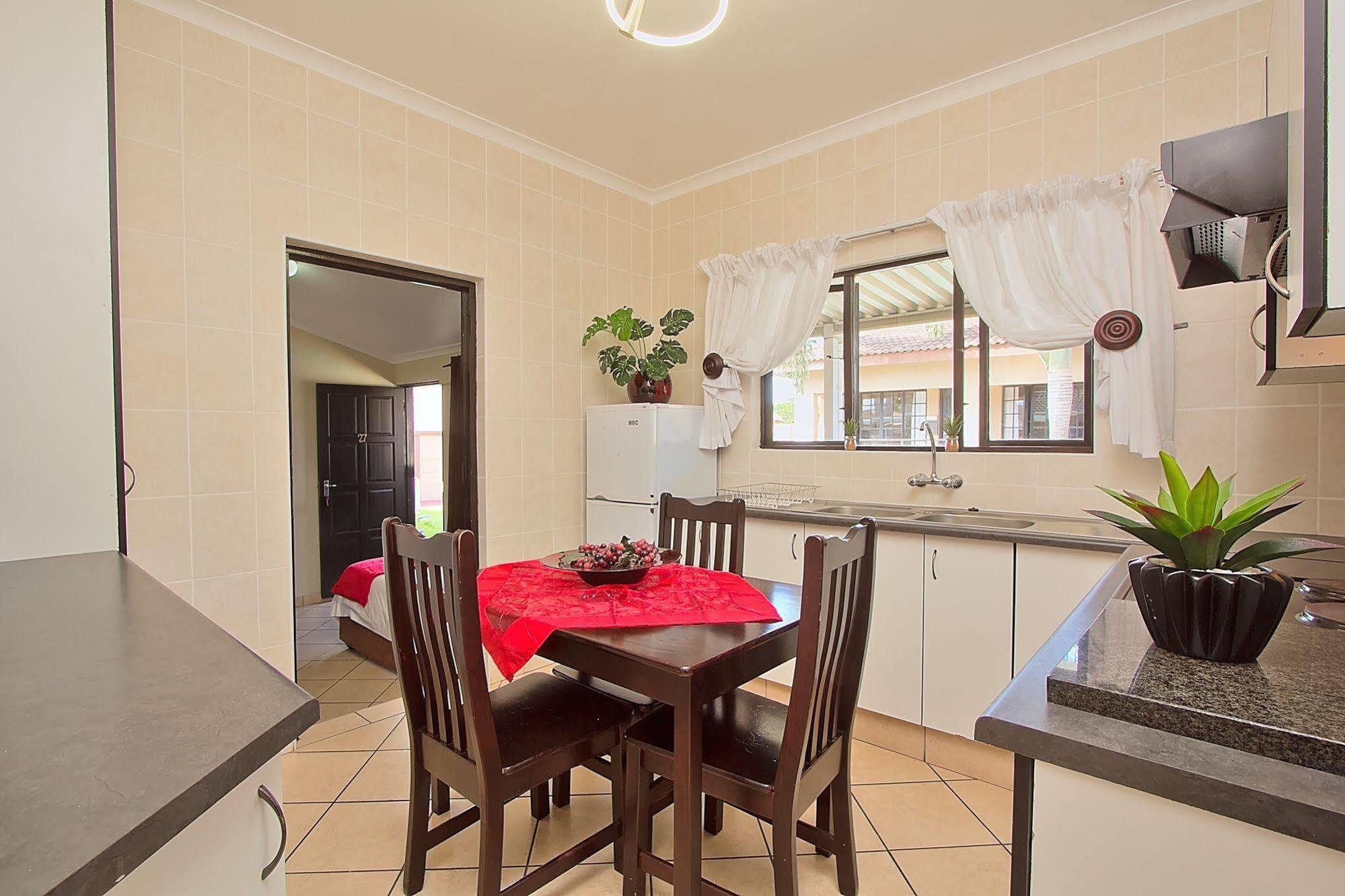 Gecko Inn Richards Bay Bagian luar foto
